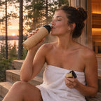 Iemand drinkt koel water uit Korkki na de sauna